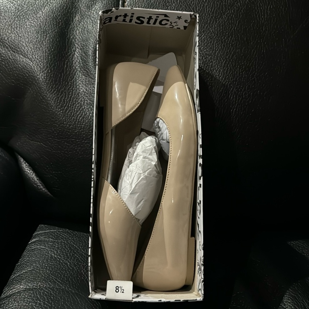 NEW - Women’s Nude Patent Flats (size 8 1/2)